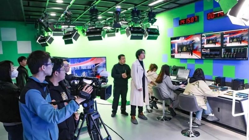 在接到活动策划代理公司的报价后，我们需要从以下几个方面进行评估：